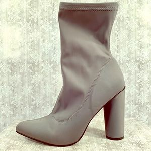 GRAY STRETCH BOOTS 4” ROUND HEELS SIZE 8 by GYI